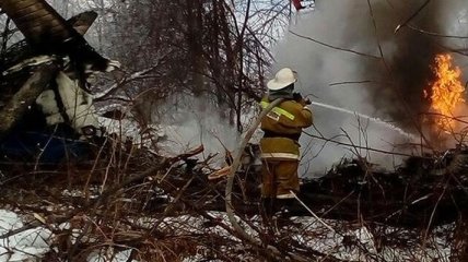 В России самолет рухнул между домами, погиб пилот