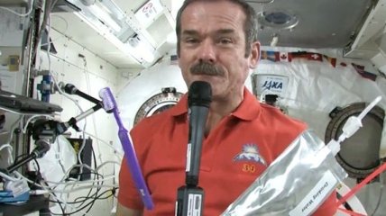 Как чистят зубы в космосе (Видео)