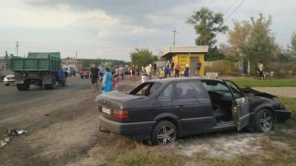 В Харьковской области авто влетело в остановку, есть погибшая