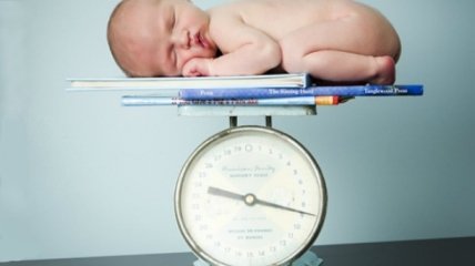 Достаточно ли новорожденный набирает вес