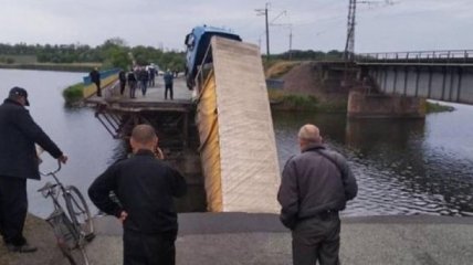 ОГА: на Днепропетровщине строят понтонную переправу рядом с разрушенным мостом