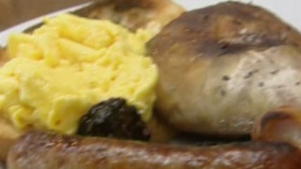 Мясные колбаски с яичницей