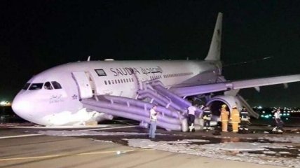 В Саудовской Аравии аварийно сел самолет: видео