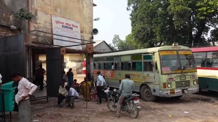 В обломках упавшего в ущелье автобуса в Индии погибло 7 человек