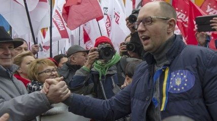 Арсений Яценюк покинул Евромайдан на "эвакуированном" автомобиле