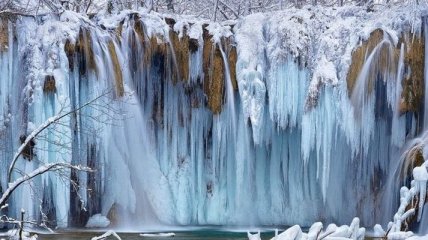 Впечатляющее зрелище: замерзшие водопады, от которых сложно отвести взгляд (Фото) 