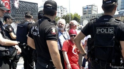 Стамбульская полиция оцепила парк Гези и выставила заслоны у площади