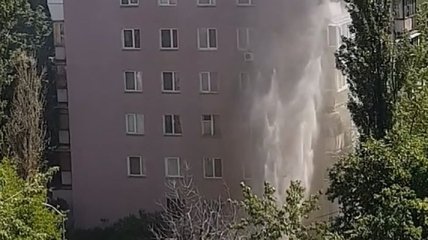Фонтан на Березняках: в столице прорвало трубу, струя воды достигла окон верхних этажей девятиэтажки