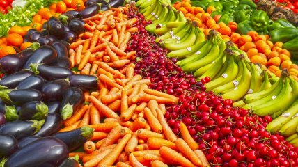Овочі та фрукти на ринку