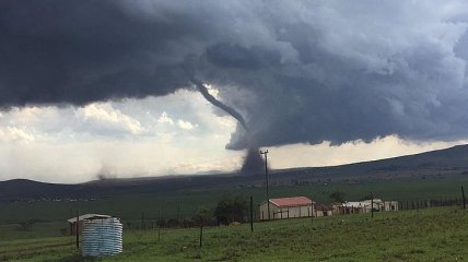 Жители южноафриканской провинции устраняют ужасные последствия торнадо (Фото)