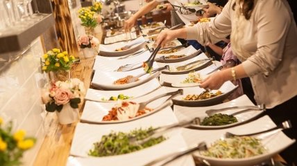 Користувачка TikTok відкрила правду на те, в яких умовах готують їжу для гостей, щоб заощадити