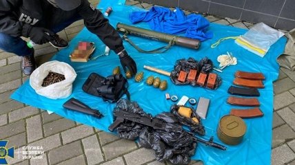 В центре Киева нашли тайник с внушительным арсеналом боеприпасов (фото)