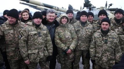 Президент присвоил звание Героя Украины троим военным