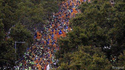 В Барселоне сотни тысяч вышли на улицы в поддержку независимости Каталонии