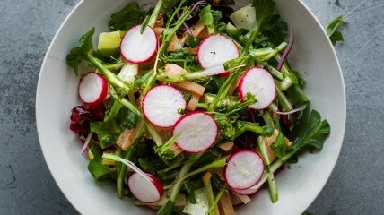 Этот салат не только вкусен, но и не повредит вашей фигуре (изображение создано с помощью ИИ)