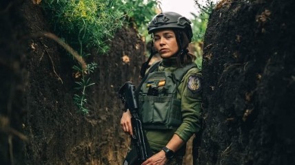 Женщинам на военном учете запретят выезд из Украины: у Зеленского раскрыли детали