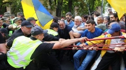Возле АП произошли столкновения полиции и сторонников Саакашвили