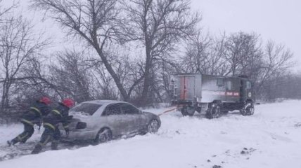 Сотни человек за сутки застряли в снежных завалах на дорогах Украины (фото)