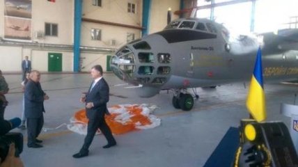 Порошенко присвоил самолету АН-З0Б имя подполковника Константина Могилко