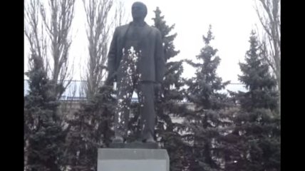 В Изюме облили краской памятник Ленину (Видео)