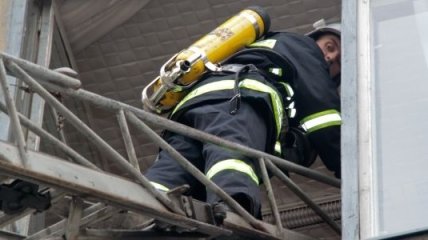 8 человек эвакуировали из-за пожара в многоэтажке 