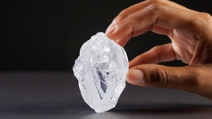 Самый крупный в мире алмаз распилят для продажи