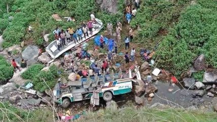 Автобус с людьми в Индии свалился в пропасть