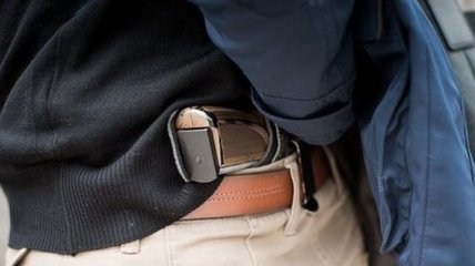 Госслужащим в зоне АТО могут разрешить иметь при себе личное оружие