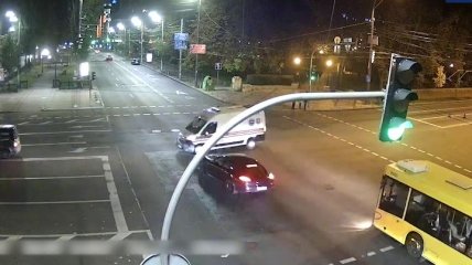 Видео момента ДТП на перекрестке в Киеве, где "скорая" разбилась о Porsche