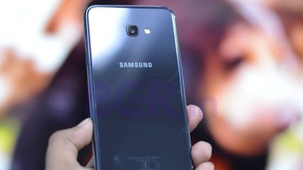 Samsung готовит смартфон Galaxy M2 с вырезом в экране  