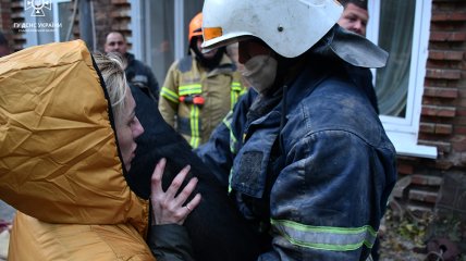 У Миколаєві внаслідок обстрілу ракетами C-300 зруйновано крило житлового будинку