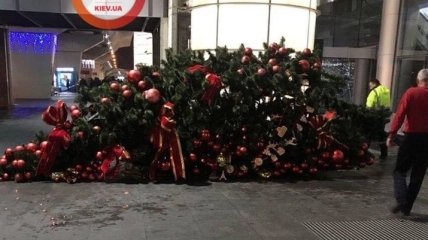 В аэропорту Борисполь упала новогодняя елка с игрушками: фото и видео