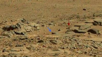 Марсоход Curiosity нашел могилу c крестом на Марсе