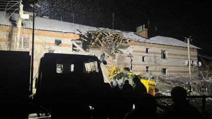 Россияне ударили по многоквартирному дому на Сумщине: есть погибшие (фото)