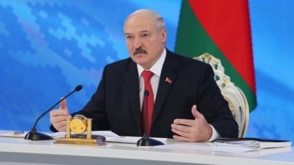 Суфлер Путина: читающий с бумажки Лукашенко вспомнил о "дружбе" с "тающей" Украиной  (видео) 