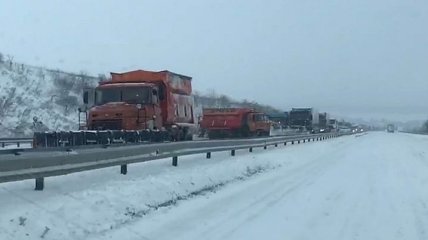 Километровая пробка: в Одесской области заблокирована трасса на Киев