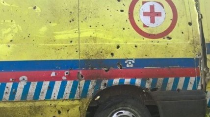 Боевики на Донбассе обстреляли санитарную машину