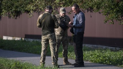 Співробітники ТЦК перевіряють документи