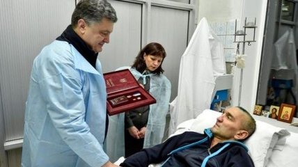 Порошенко вручил государственные награды полковнику Гордийчуку