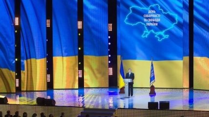 Януковичу жаль, что молодежь бежит из Украины