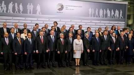 Порошенко начал встречу с Меркель и Олландом