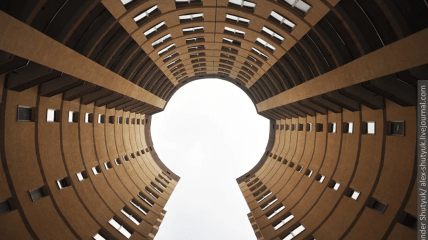 Незвичайний ракурс одного з будинків