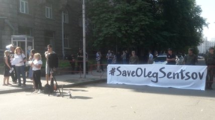 Активисты в центре Киева выставили требования к Порошенко