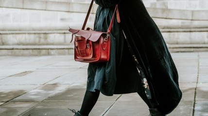Красная сумка – главный тренд осени 2023 года