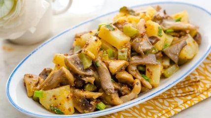 Рецепт дня: постный салат с картофелем и грибами 