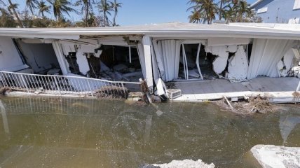 Разбитые здания и затопленные улицы: последствия урагана "Ирма" 