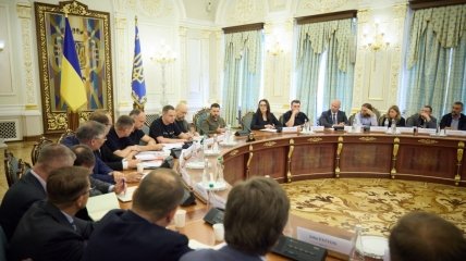 Зеленский обещал, Татаров молча записывал: подробности закрытой встречи с бизнесом в Офисе президента