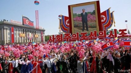 Без баллистических ракет, но с цветами: Северная Корея отметила 70-летие (Фото)