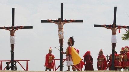 Около 20 католиков подвергли себя распятию на кресте