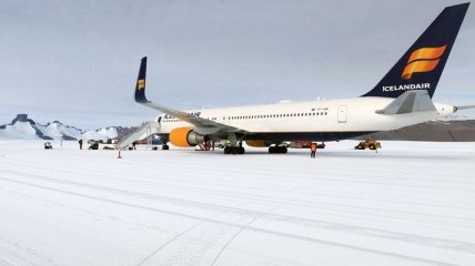 Впервые в истории пассажирский Boeing 767 сел на лед в Антарктиде, чтобы забрать полярников (фото)